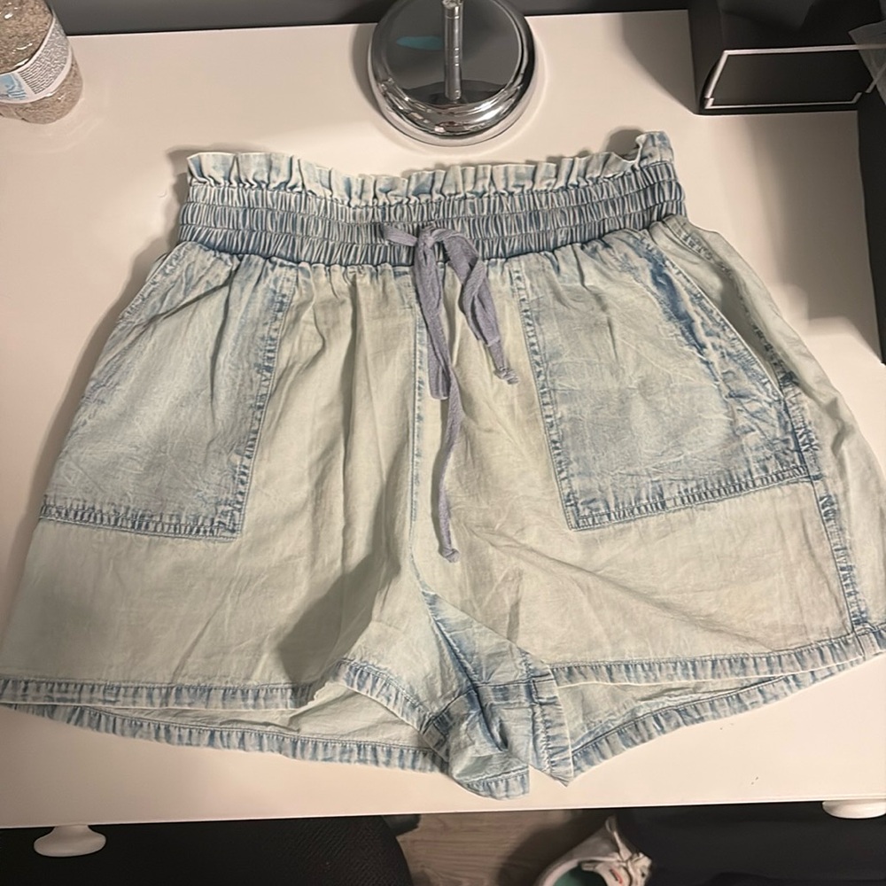 Elan shorts- blue
SIZE: Medium
Condition: great